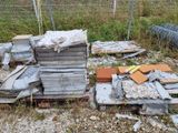 un tas de bois et un tas de briques par terre
