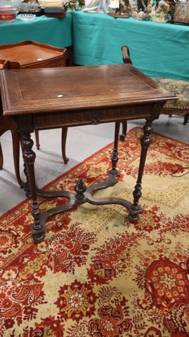 Petite table volante en noyer ouvrant à un tiroir en ceinture, pi...