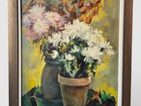 tableau représentant des fleurs dans un pot posé sur une table, sur fond jaune
