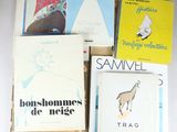 plusieurs livres sont empilés sur une étagère