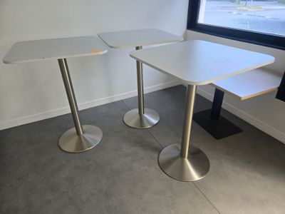 deux tables placées devant une fenêtre