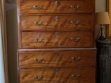 une commode sur laquelle repose une batte de baseball, dans une chambre