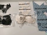 quatre vêtements qui se trouvent sur la table
