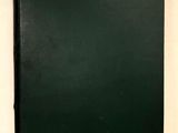 un cahier noir sur lequel repose un crayon et une feuille de papier sur laquelle il y a des notes