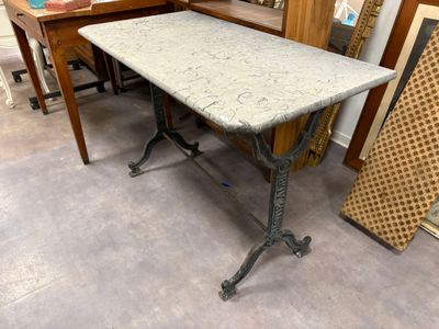une table dont le plateau est en marbre