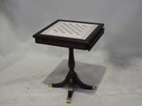 une image représentant une petite table d'échecs sur laquelle est posé un échiquier