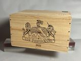 boîte en bois portant le logo de Los Destourne