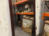 deux miroirs posés l'un à côté de l'autre sur une étagère