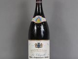 une bouteille de vin posée sur une table en verre