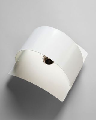 vue de dessus d'un rouleau de papier toilette blanc posé sur une surface grise
