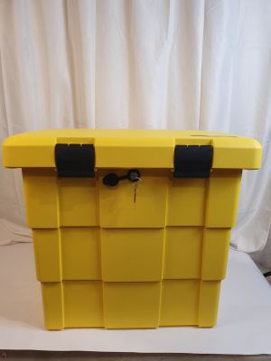 boîte de rangement en plastique jaune avec des poignées noires sur un fond blanc
