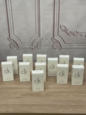 plusieurs boîtes blanches avec des lettres noires posées sur une table en bois