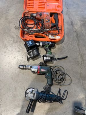 de nombreux outils posés à même le sol