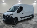 la photo d'une camionnette blanche garée dans une pièce