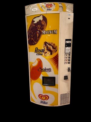 un distributeur automatique sur lequel est posée une glace au chocolat