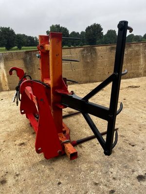 une image représentant une machine rouge posée au sol