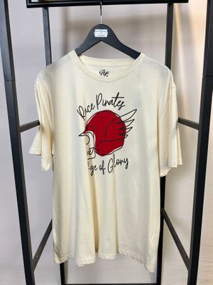 La chemise blanche est suspendue à un portant devant un mur blanc.