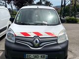 une petite camionnette blanche garée sur un parking à côté d'une camionnette blanche