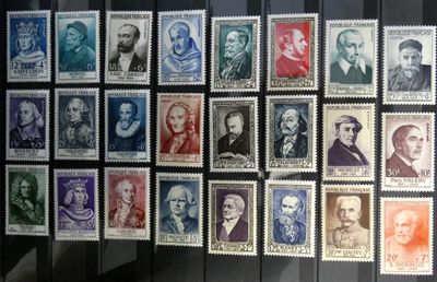 les timbres sont tous de couleurs et de tailles différentes sur un fond noir