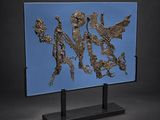 une image représentant une sculpture d'un groupe de personnes sur fond bleu