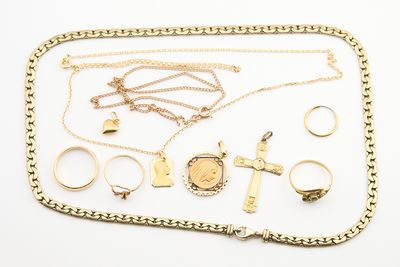 beaucoup de bijoux en or sur une surface blanche