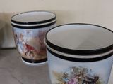 two cups that are sitting on a counter