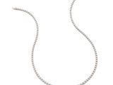 un collier de diamants sur fond blanc