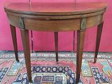 une petite table en bois surmontée d'un tiroir