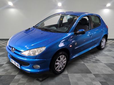 la photo d'une voiture bleue garée dans un garage