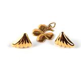 deux breloques plaquées or ornées de feuilles et d'une fleur