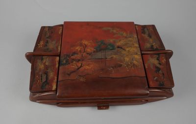 une vieille boîte en bois décorée d'une peinture, posée sur une table