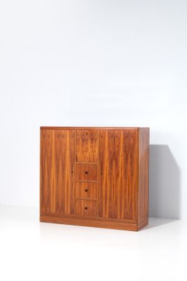 un gros plan d'une armoire en bois posée sur une surface blanche