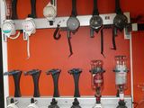 de nombreux modèles différents de sèche-cheveux accrochés au mur