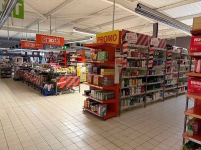 un grand magasin dont les rayons regorgent de produits