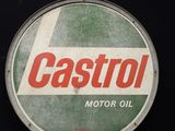 une pancarte portant l'inscription « Castro Motor Oil » sur le côté de la pancarte