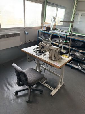 une machine à coudre posée sur une table dans une pièce
