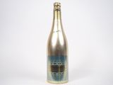 une bouteille de champagne posée sur une table