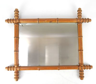 un miroir accroché au mur, avec un cadre en bois