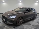 La nouvelle Ford Focus ST est garée dans un showroom.