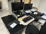 un bureau sur lequel se trouvent deux écrans d'ordinateur et un ordinateur portable