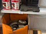 de nombreux types d'outils différents sur les rayons du magasin