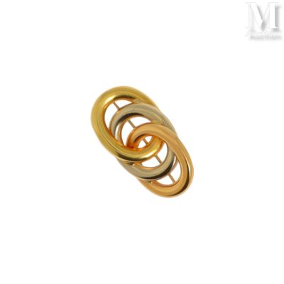 une bague en or sur laquelle sont entrelacés trois anneaux