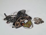 une pile de bijoux assortis sur une surface blanche