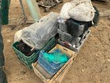 un tas de récipients et de caisses en plastique posés par terre