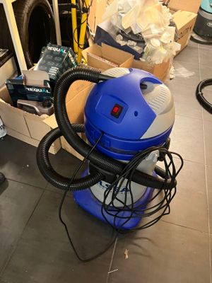un aspirateur posé sur le sol d'une pièce