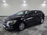 une voiture noire est garée sur le sol en damier d'un garage