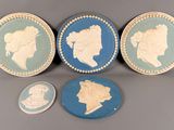 quatre camées bleus et blancs représentant des femmes et des hommes de profil