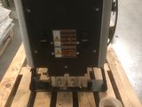 une machine posée sur une palette dans un entrepôt