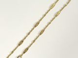 Collier plaqué or avec une longue chaîne et un fermoir, sur fond blanc