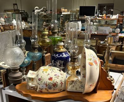 de nombreux types de vases exposés dans un magasin